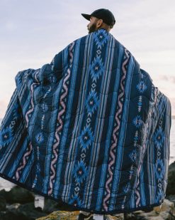 Passenger Accessories J0V68D505 Nomadic Recycled Sherpa Blanket Deep Navy Vintage Geo Men Navy