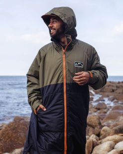 Passenger Clothing J0V68D2 Roaming Recycled Sherpa Lined Changing Robe Black/Khaki Men Khaki